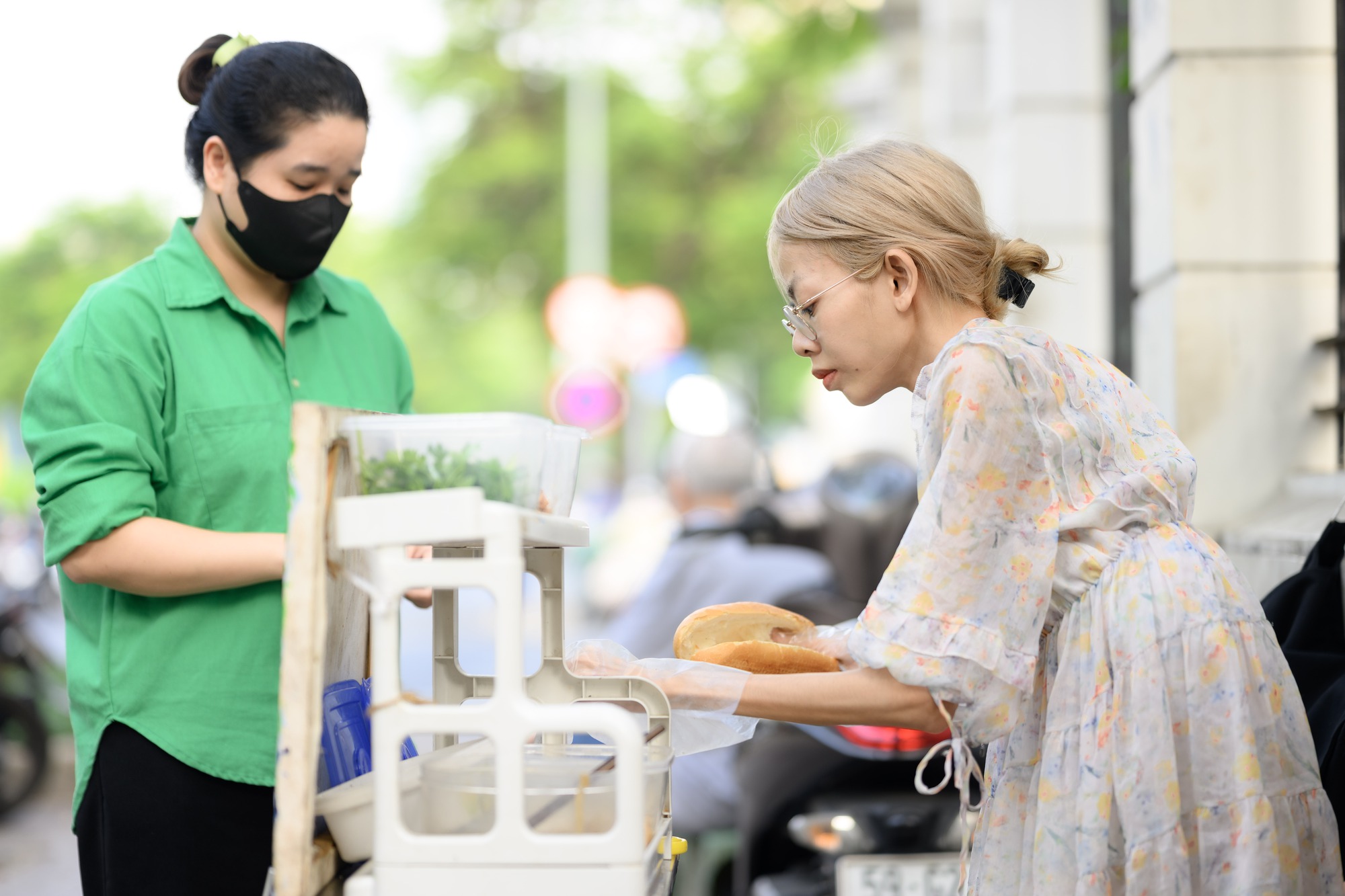 Những người cùng OMO kể câu chuyện "lấm bẩn gieo hy vọng" cho năm mới- Ảnh 2.