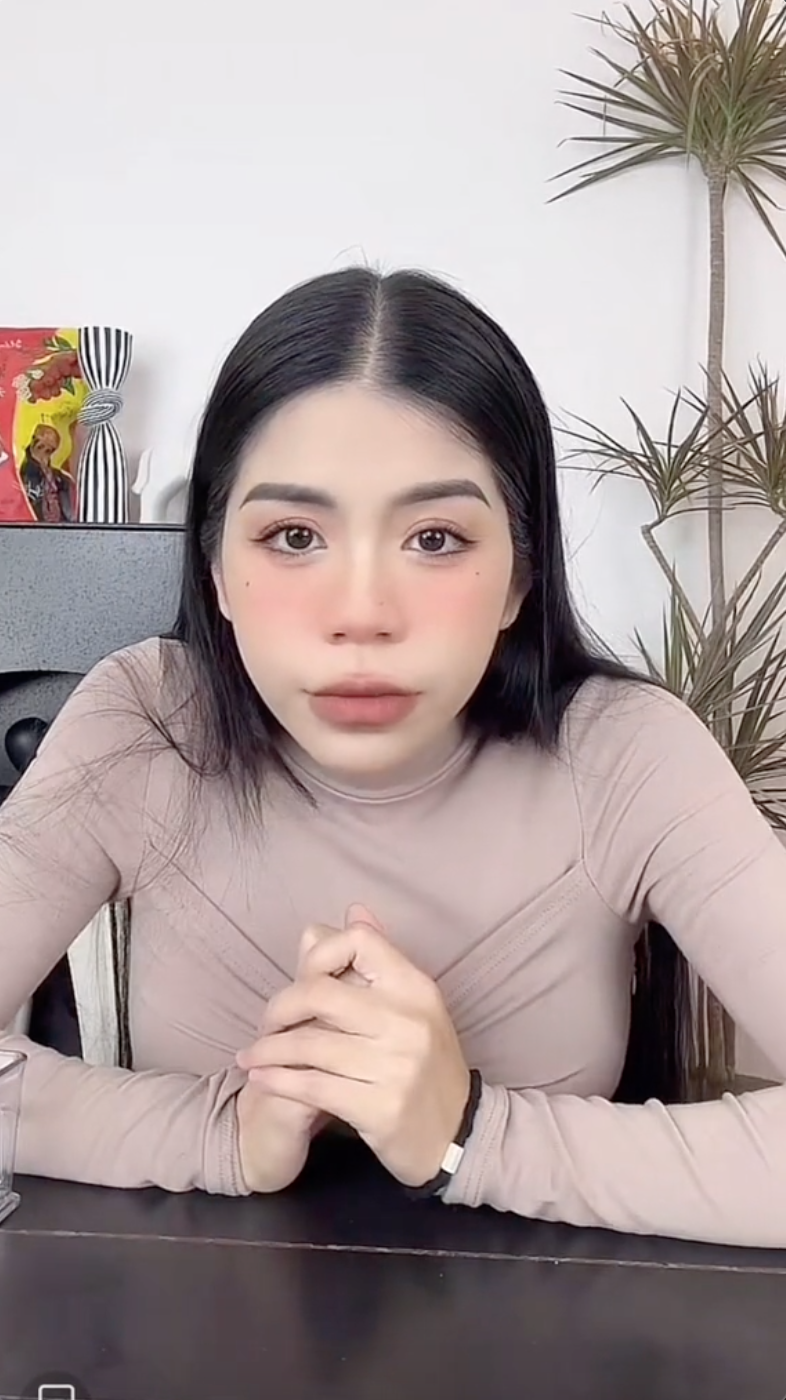 Hằng Du Mục gây "bão" livestream: 18 phút đạt doanh thu 817 triệu, phải cất hết sản phẩm tạm dừng bán hàng- Ảnh 2.