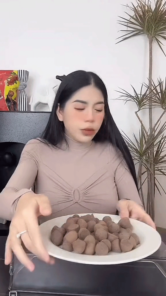 Hằng Du Mục gây "bão" livestream: 18 phút đạt doanh thu 817 triệu, phải cất hết sản phẩm tạm dừng bán hàng- Ảnh 3.