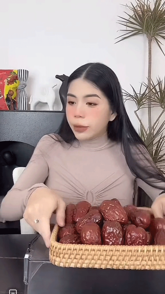 Hằng Du Mục gây "bão" livestream: 18 phút đạt doanh thu 817 triệu, phải cất hết sản phẩm tạm dừng bán hàng- Ảnh 4.