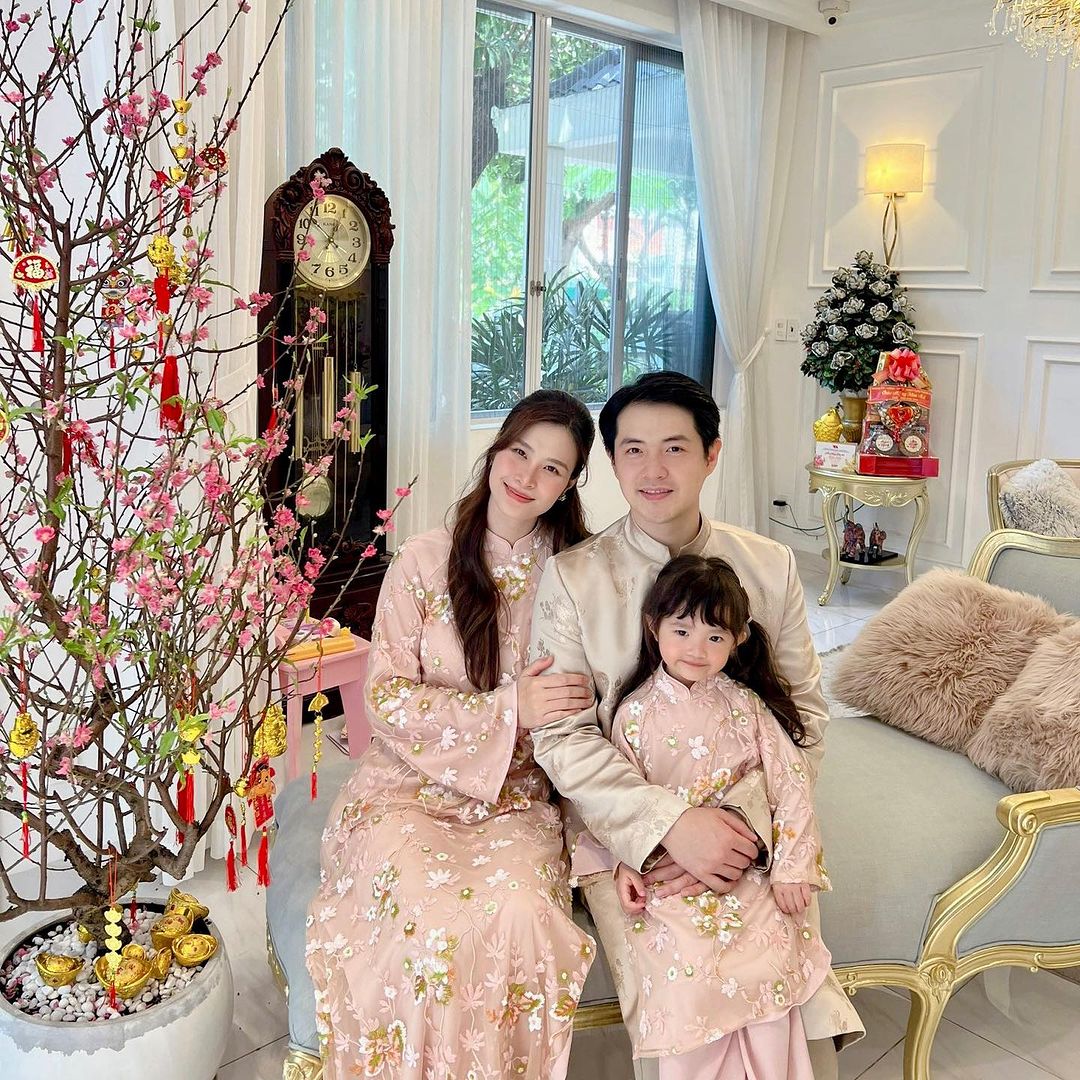 Ngắm áo dài mùng 1 Tết của mỹ nhân Việt: nhiều local brand ''quen mặt'' được gọi tên, tông hồng liên tục thắng thế- Ảnh 3.