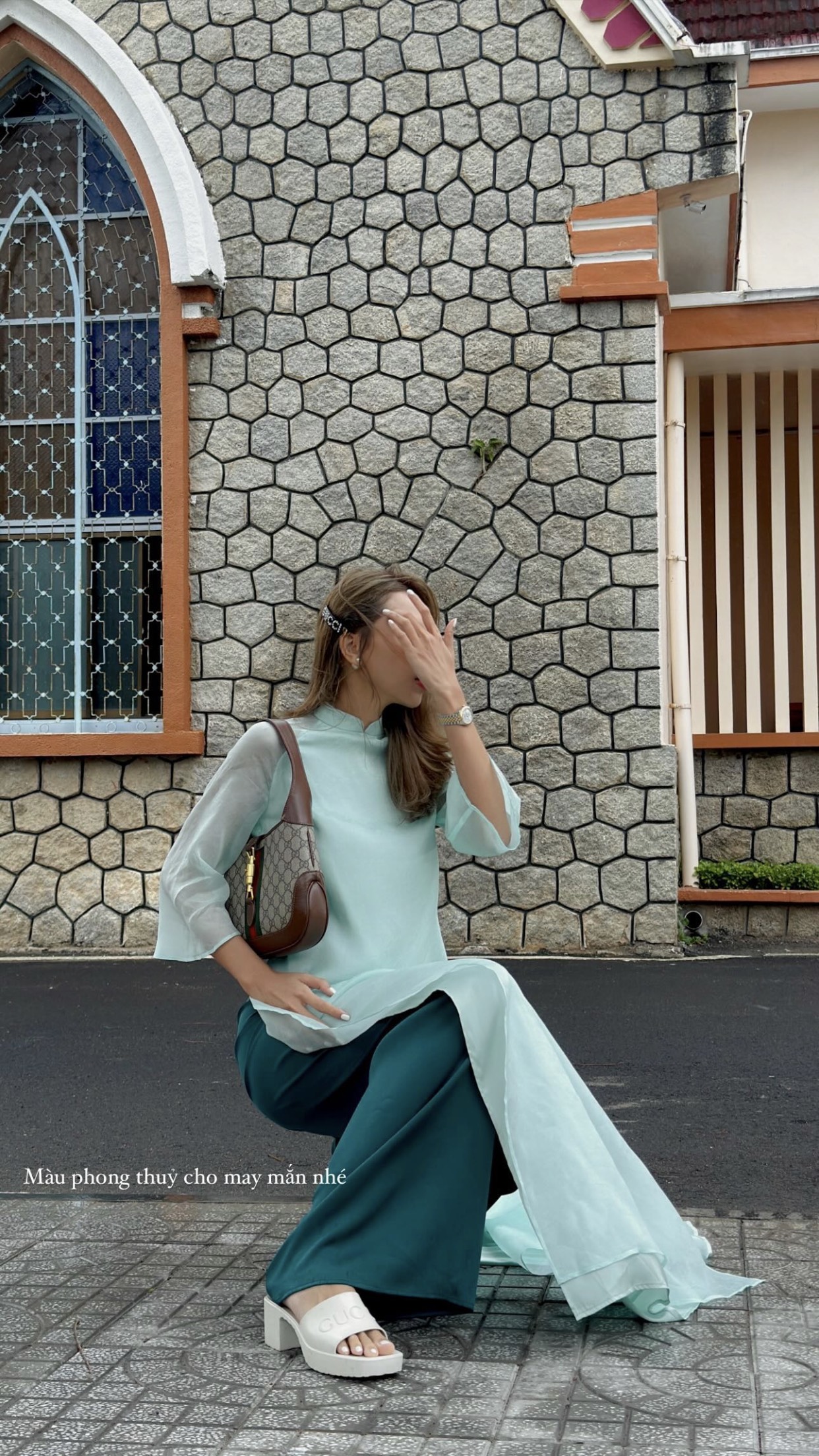 Mỹ nhân Việt diện áo dài local brand du xuân mùng 3 Tết: Người nhẹ nhàng với tông hồng, người ưu ái sắc xanh- Ảnh 2.