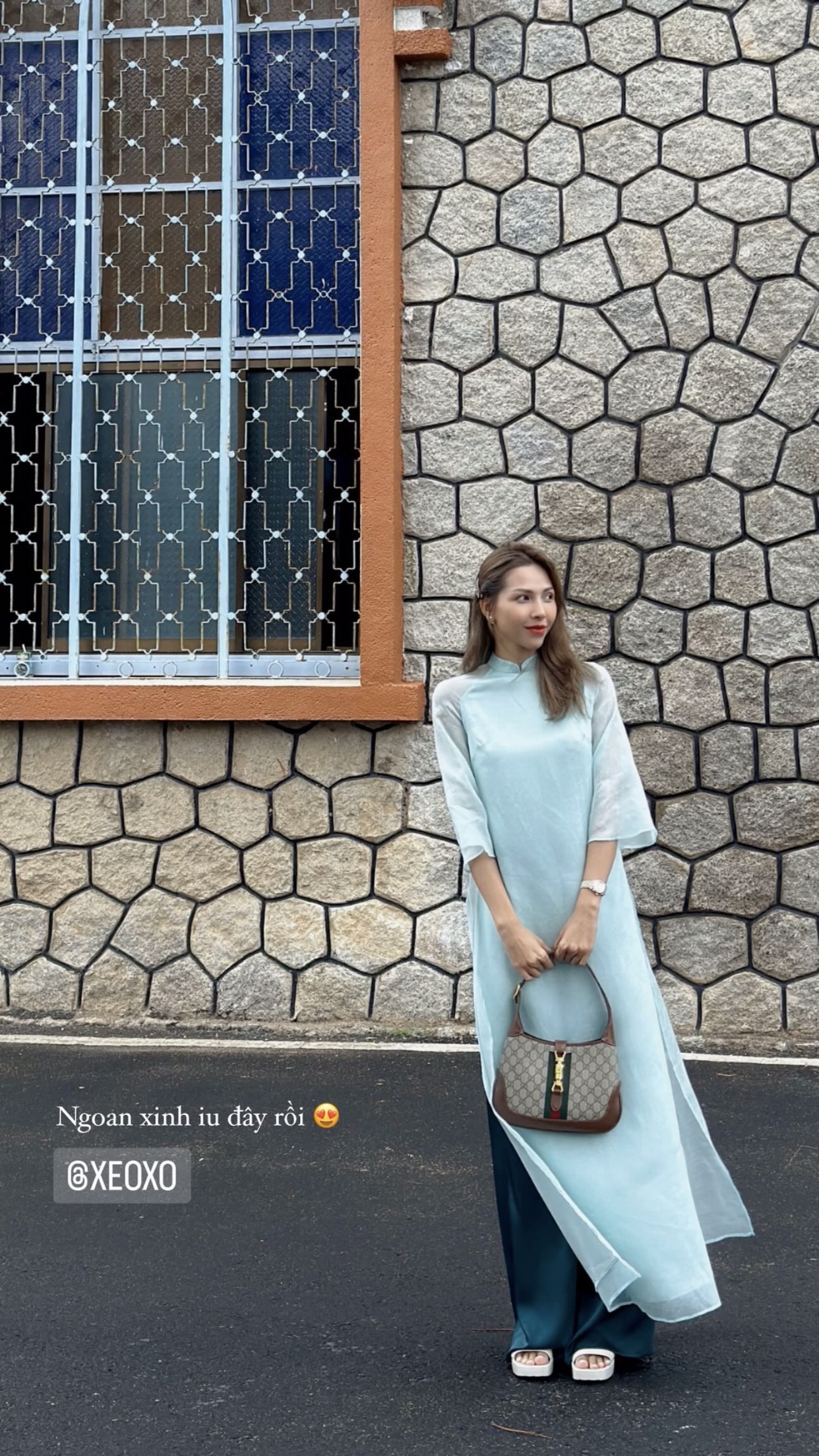 Mỹ nhân Việt diện áo dài local brand du xuân mùng 3 Tết: Người nhẹ nhàng với tông hồng, người ưu ái sắc xanh- Ảnh 1.