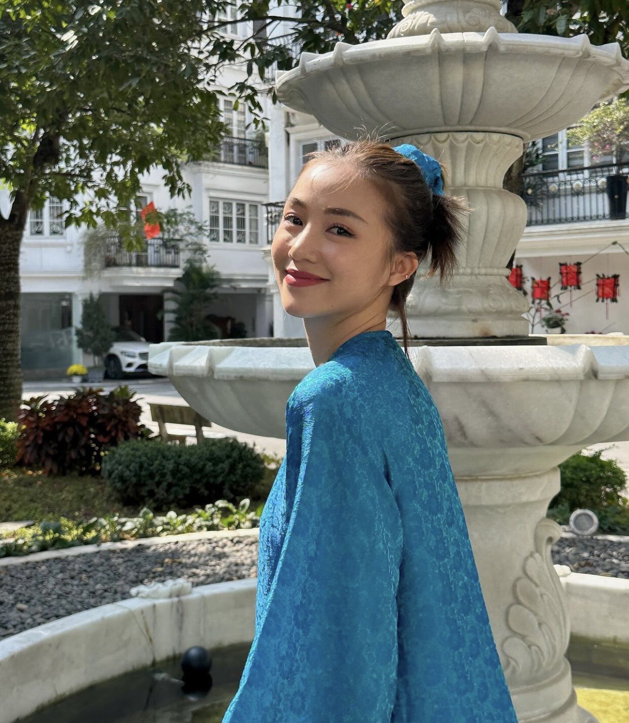 Mỹ nhân Việt diện áo dài local brand du xuân mùng 3 Tết: Người nhẹ nhàng với tông hồng, người ưu ái sắc xanh- Ảnh 13.