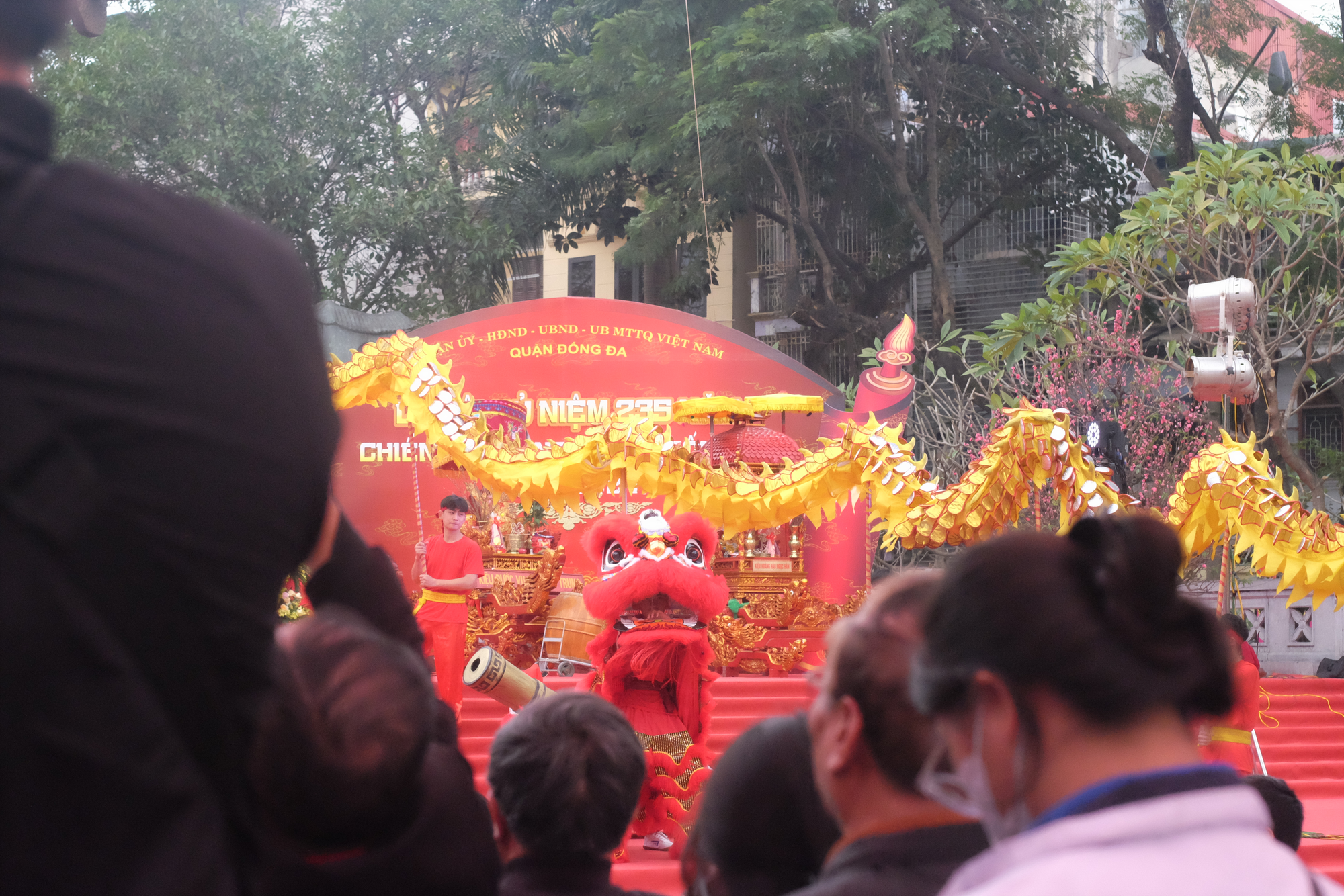 Hàng nghìn người đổ về Lễ hội gò Đống Đa ngày mùng 5 Tết, tưởng nhớ chiến thắng vĩ đại trong lịch sử dân tộc- Ảnh 18. Hàng nghìn người đổ về Lễ hội gò Đống Đa ngày mùng 5 Tết, tưởng nhớ chiến thắng vĩ đại trong lịch sử dân tộc- Ảnh 18.