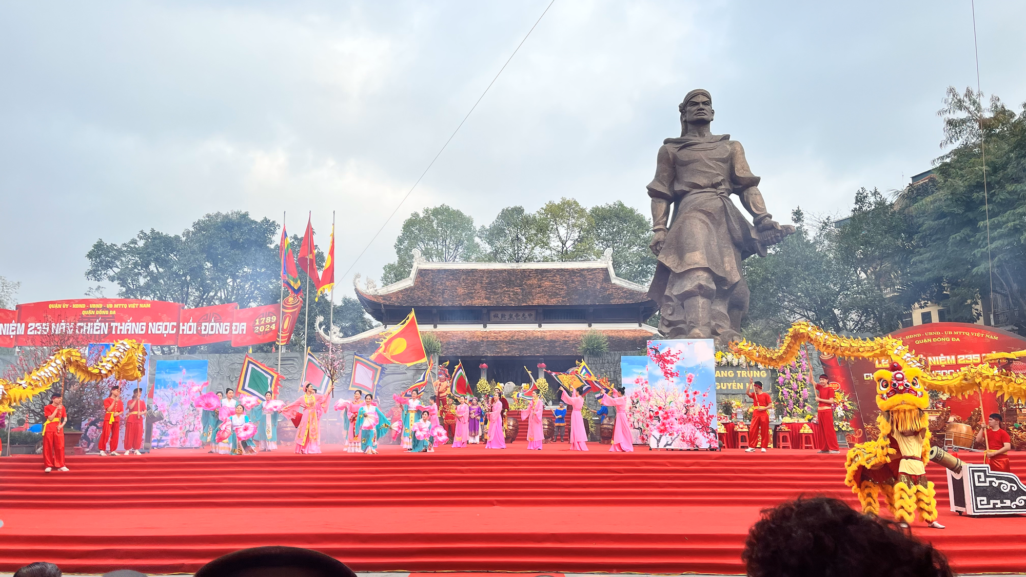 Hàng nghìn người đổ về Lễ hội gò Đống Đa ngày mùng 5 Tết, tưởng nhớ chiến thắng vĩ đại trong lịch sử dân tộc- Ảnh 16. Hàng nghìn người đổ về Lễ hội gò Đống Đa ngày mùng 5 Tết, tưởng nhớ chiến thắng vĩ đại trong lịch sử dân tộc- Ảnh 16.