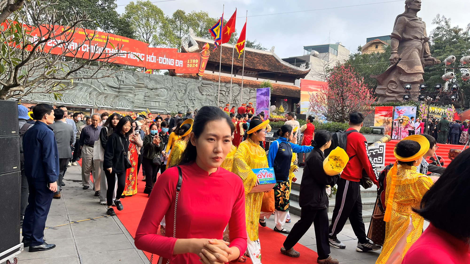 Hàng nghìn người đổ về Lễ hội gò Đống Đa ngày mùng 5 Tết, tưởng nhớ chiến thắng vĩ đại trong lịch sử dân tộc- Ảnh 8. Hàng nghìn người đổ về Lễ hội gò Đống Đa ngày mùng 5 Tết, tưởng nhớ chiến thắng vĩ đại trong lịch sử dân tộc- Ảnh 8.