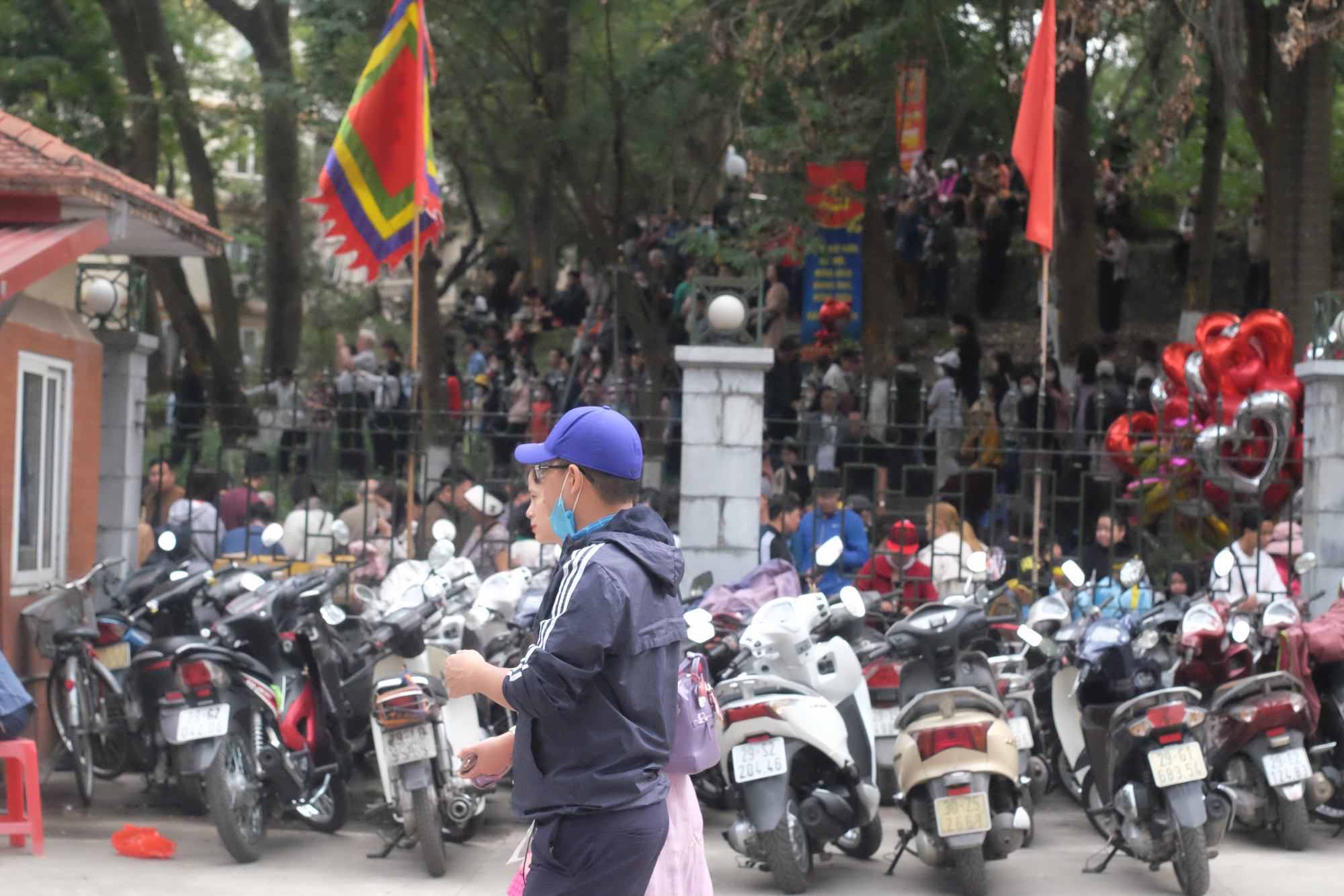 Hàng nghìn người đổ về Lễ hội gò Đống Đa ngày mùng 5 Tết, tưởng nhớ chiến thắng vĩ đại trong lịch sử dân tộc- Ảnh 6. Hàng nghìn người đổ về Lễ hội gò Đống Đa ngày mùng 5 Tết, tưởng nhớ chiến thắng vĩ đại trong lịch sử dân tộc- Ảnh 6.