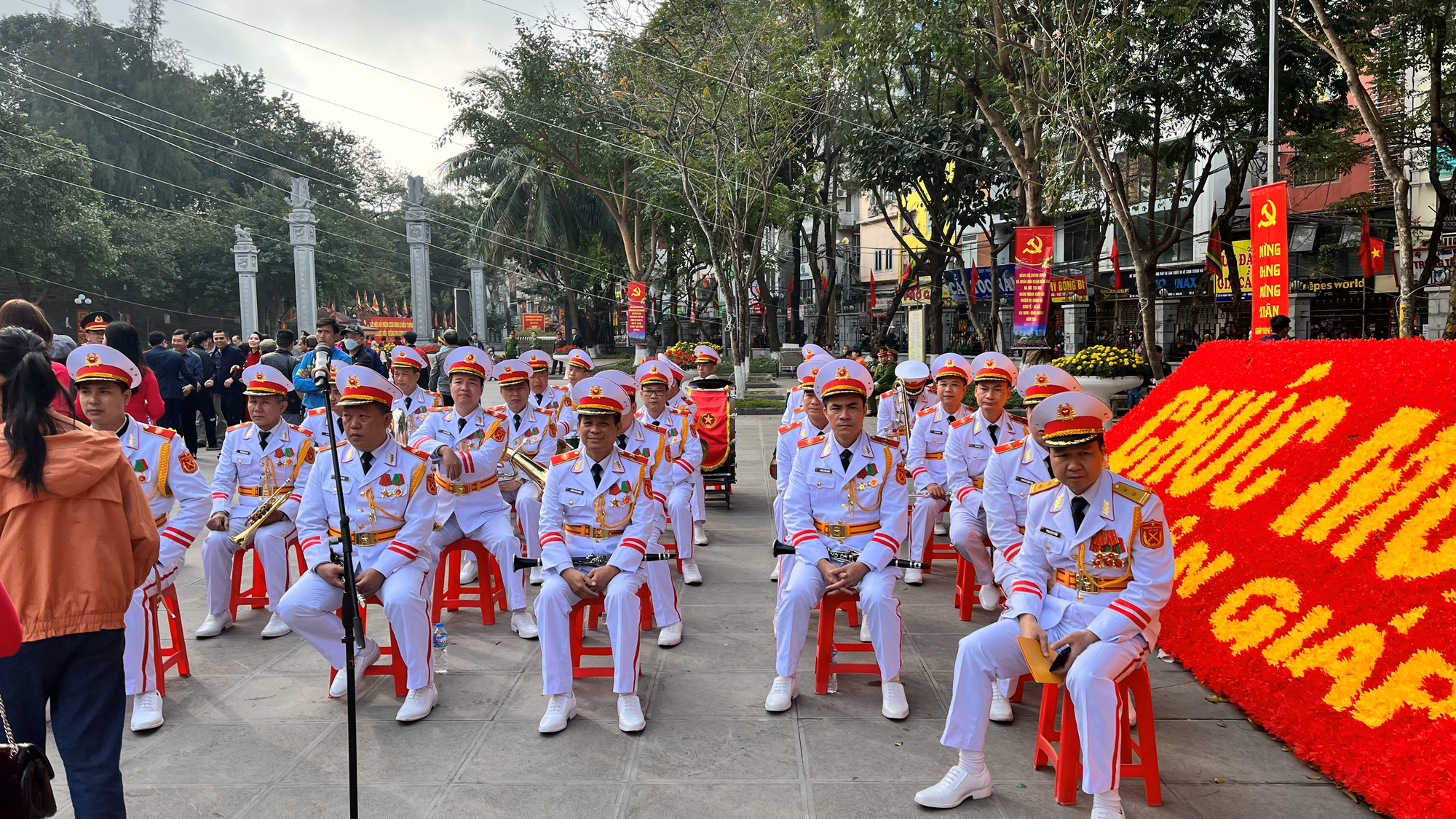 Hàng nghìn người đổ về Lễ hội gò Đống Đa ngày mùng 5 Tết, tưởng nhớ chiến thắng vĩ đại trong lịch sử dân tộc- Ảnh 7. Hàng nghìn người đổ về Lễ hội gò Đống Đa ngày mùng 5 Tết, tưởng nhớ chiến thắng vĩ đại trong lịch sử dân tộc- Ảnh 7.