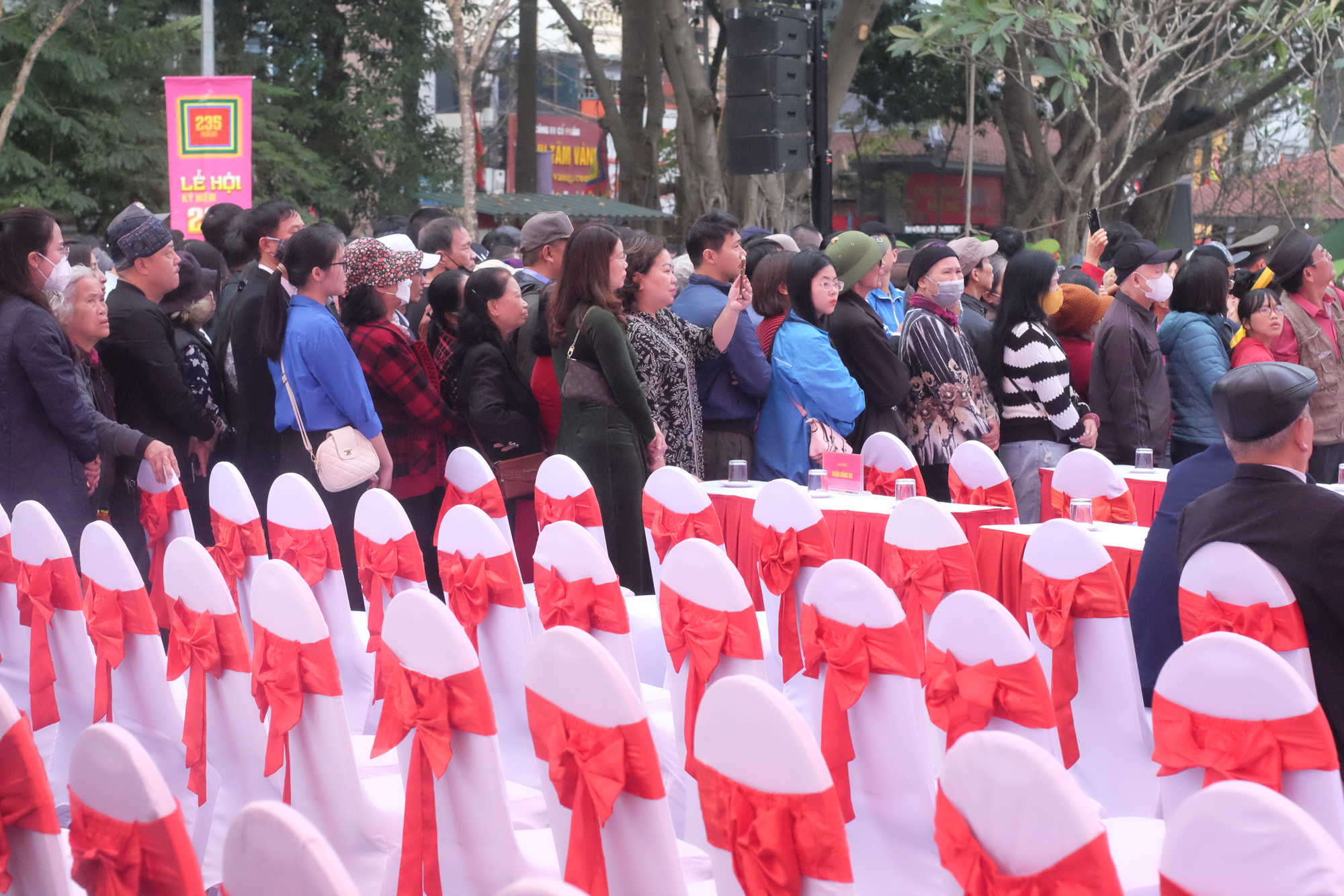 Hàng nghìn người đổ về Lễ hội gò Đống Đa ngày mùng 5 Tết, tưởng nhớ chiến thắng vĩ đại trong lịch sử dân tộc- Ảnh 9. Hàng nghìn người đổ về Lễ hội gò Đống Đa ngày mùng 5 Tết, tưởng nhớ chiến thắng vĩ đại trong lịch sử dân tộc- Ảnh 9.