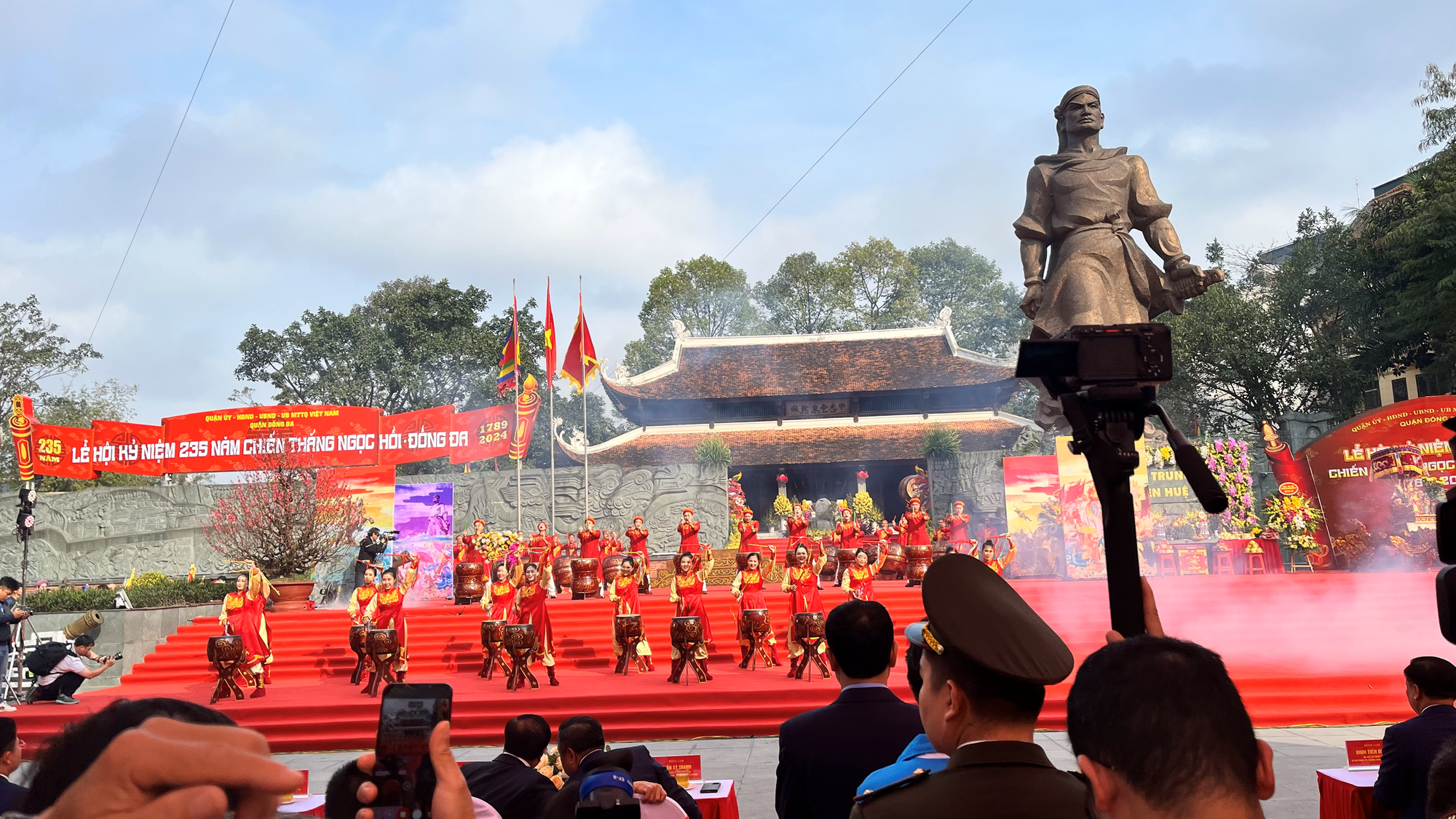 Hàng nghìn người đổ về Lễ hội gò Đống Đa ngày mùng 5 Tết, tưởng nhớ chiến thắng vĩ đại trong lịch sử dân tộc- Ảnh 10. Hàng nghìn người đổ về Lễ hội gò Đống Đa ngày mùng 5 Tết, tưởng nhớ chiến thắng vĩ đại trong lịch sử dân tộc- Ảnh 10.