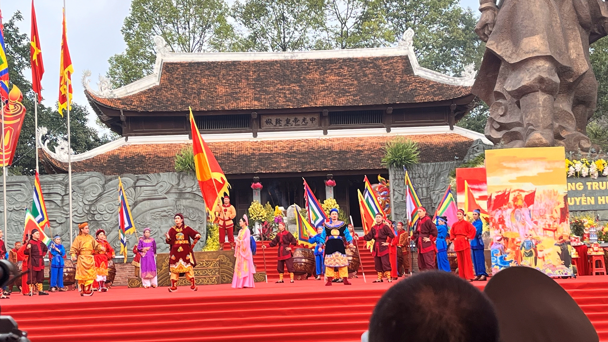 Hàng nghìn người đổ về Lễ hội gò Đống Đa ngày mùng 5 Tết, tưởng nhớ chiến thắng vĩ đại trong lịch sử dân tộc- Ảnh 13. Hàng nghìn người đổ về Lễ hội gò Đống Đa ngày mùng 5 Tết, tưởng nhớ chiến thắng vĩ đại trong lịch sử dân tộc- Ảnh 13.