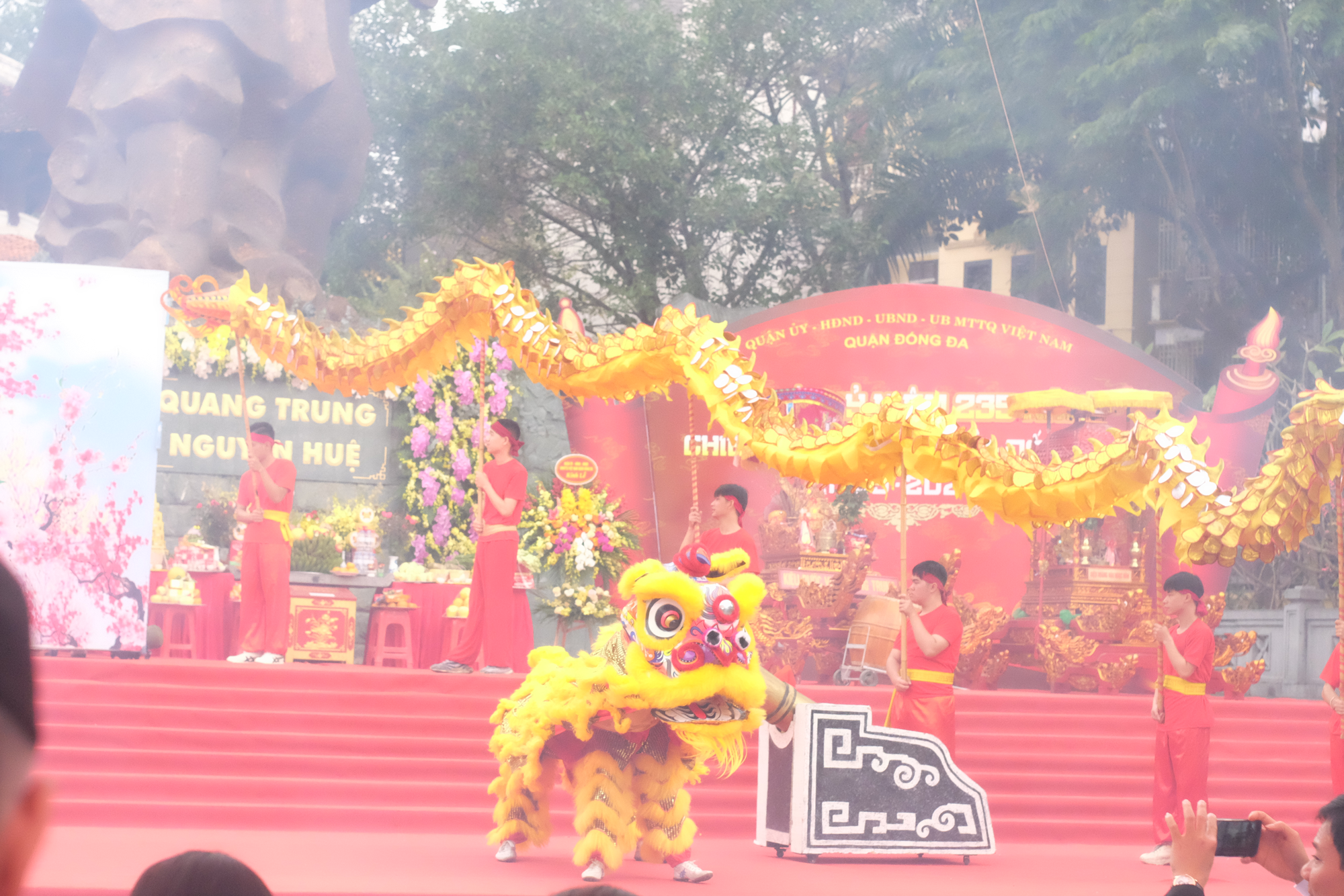 Hàng nghìn người đổ về Lễ hội gò Đống Đa ngày mùng 5 Tết, tưởng nhớ chiến thắng vĩ đại trong lịch sử dân tộc- Ảnh 17. Hàng nghìn người đổ về Lễ hội gò Đống Đa ngày mùng 5 Tết, tưởng nhớ chiến thắng vĩ đại trong lịch sử dân tộc- Ảnh 17.