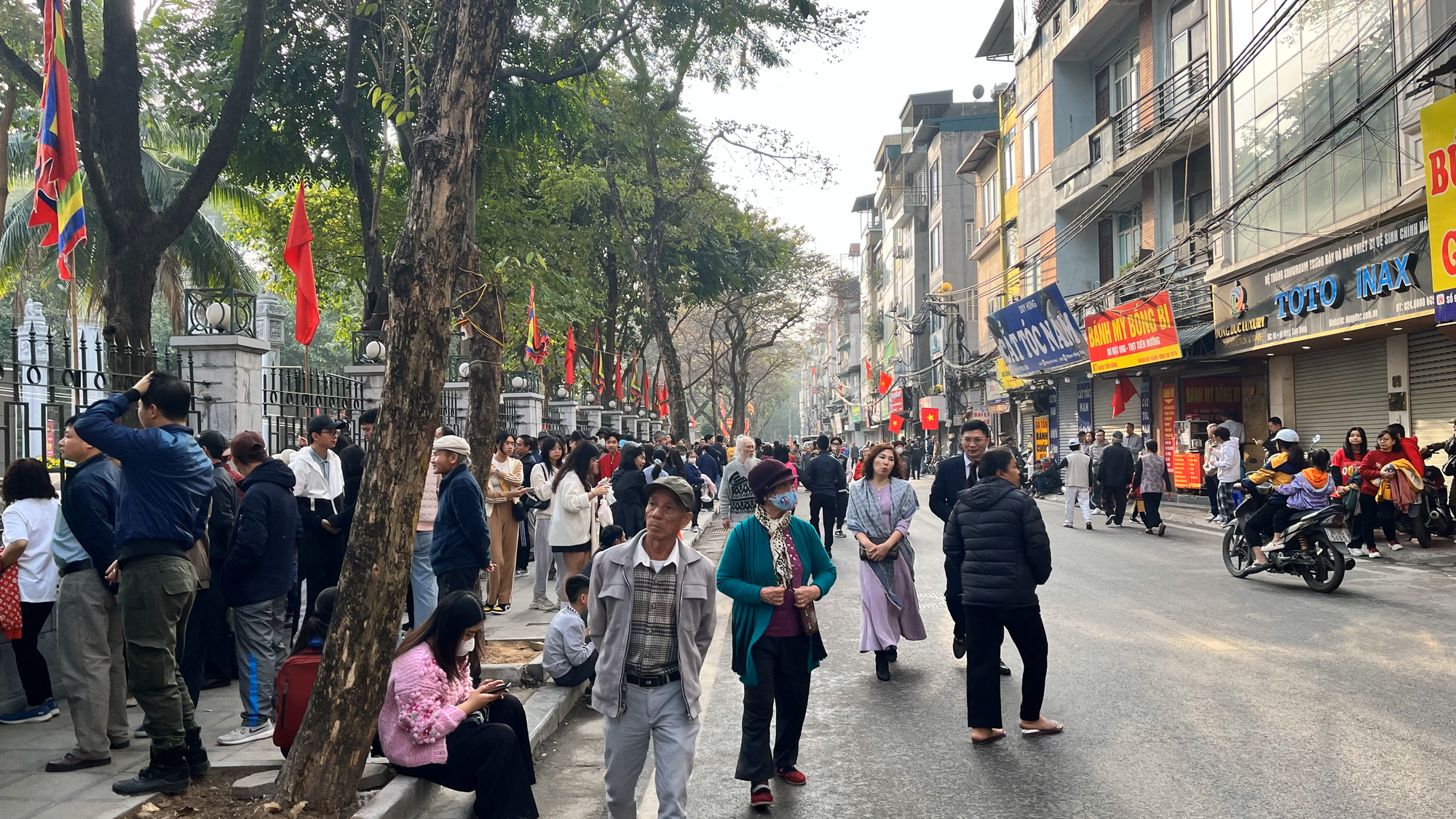 Hàng nghìn người đổ về Lễ hội gò Đống Đa ngày mùng 5 Tết, tưởng nhớ chiến thắng vĩ đại trong lịch sử dân tộc- Ảnh 4. Hàng nghìn người đổ về Lễ hội gò Đống Đa ngày mùng 5 Tết, tưởng nhớ chiến thắng vĩ đại trong lịch sử dân tộc- Ảnh 4.