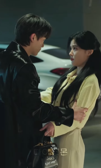 Tối đi chơi Valentine mà chưa biết mặc gì thì bạn cứ học mấy nữ chính phim Hàn, đảm bảo rất xinh!- Ảnh 9. Tối đi chơi Valentine mà chưa biết mặc gì thì bạn cứ học mấy nữ chính phim Hàn, đảm bảo rất xinh!- Ảnh 9.