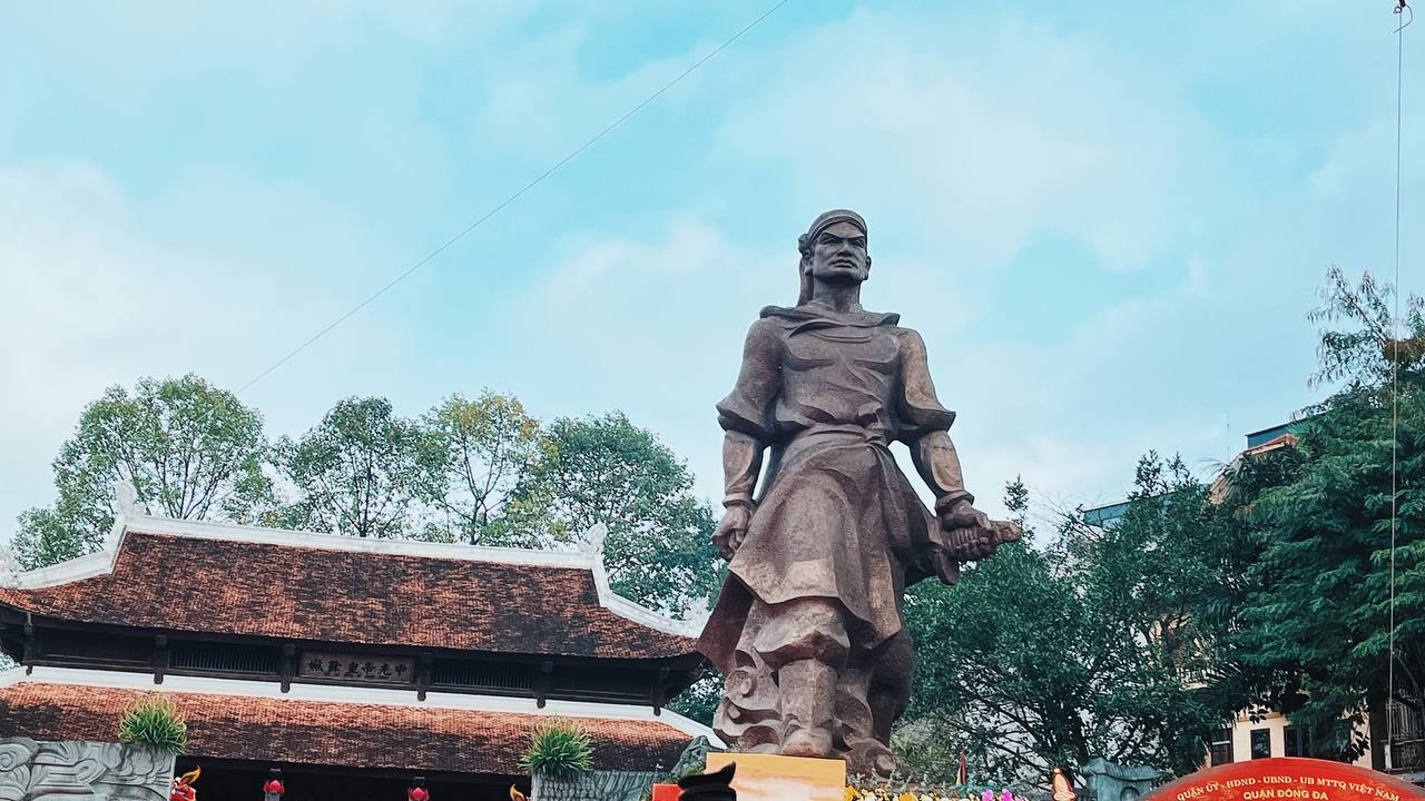 Hàng nghìn người đổ về Lễ hội gò Đống Đa ngày mùng 5 Tết, tưởng nhớ chiến thắng vĩ đại trong lịch sử dân tộc- Ảnh 1. Hàng nghìn người đổ về Lễ hội gò Đống Đa ngày mùng 5 Tết, tưởng nhớ chiến thắng vĩ đại trong lịch sử dân tộc- Ảnh 1.