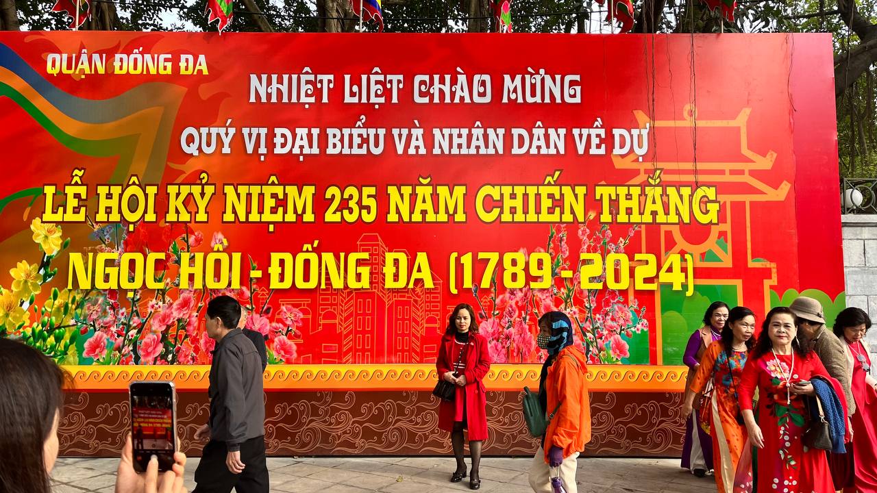 Hàng nghìn người đổ về Lễ hội gò Đống Đa ngày mùng 5 Tết, tưởng nhớ chiến thắng vĩ đại trong lịch sử dân tộc- Ảnh 5. Hàng nghìn người đổ về Lễ hội gò Đống Đa ngày mùng 5 Tết, tưởng nhớ chiến thắng vĩ đại trong lịch sử dân tộc- Ảnh 5.