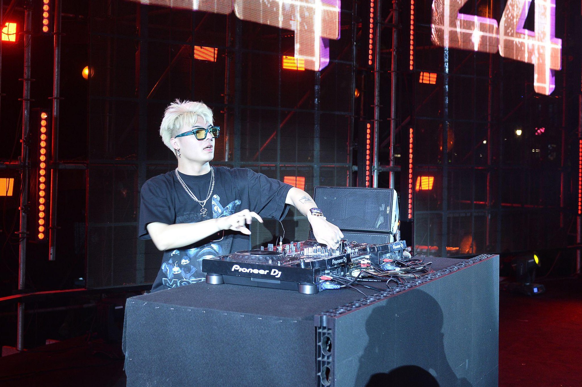 Phan Thiết: Hơn 50 DJ và MC hàng đầu Việt Nam đang hội ngộ tại Vibe Fest 2024- Ảnh 4.