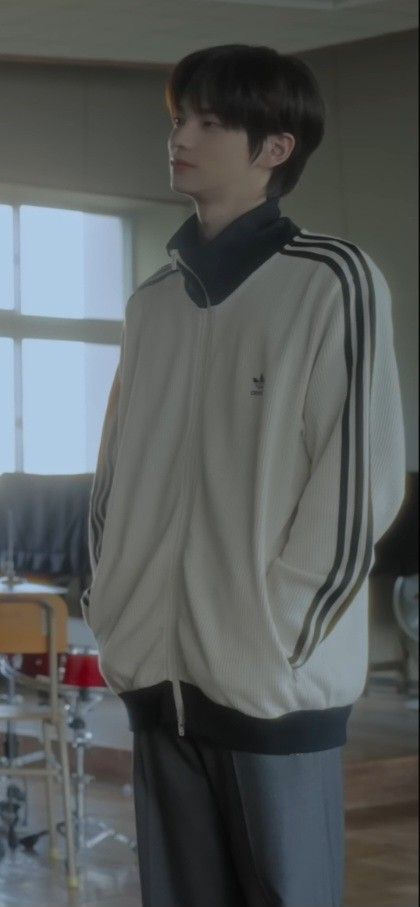 Có 1 mẫu áo adidas đang "càn quét" giới idol Kpop, giá tăng hẳn hơn 4 lần vì quá hot- Ảnh 5.