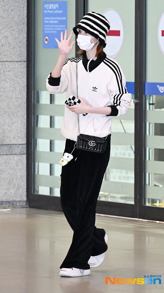 Có 1 mẫu áo adidas đang "càn quét" giới idol Kpop, giá tăng hẳn hơn 4 lần vì quá hot- Ảnh 8.