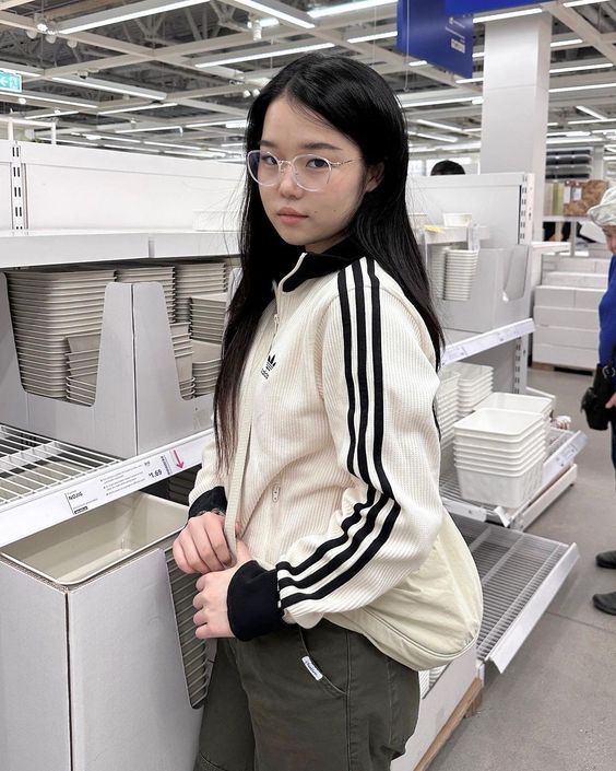 Có 1 mẫu áo adidas đang "càn quét" giới idol Kpop, giá tăng hẳn hơn 4 lần vì quá hot- Ảnh 11.