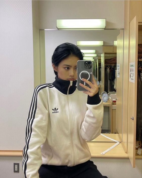 Có 1 mẫu áo adidas đang "càn quét" giới idol Kpop, giá tăng hẳn hơn 4 lần vì quá hot- Ảnh 14.