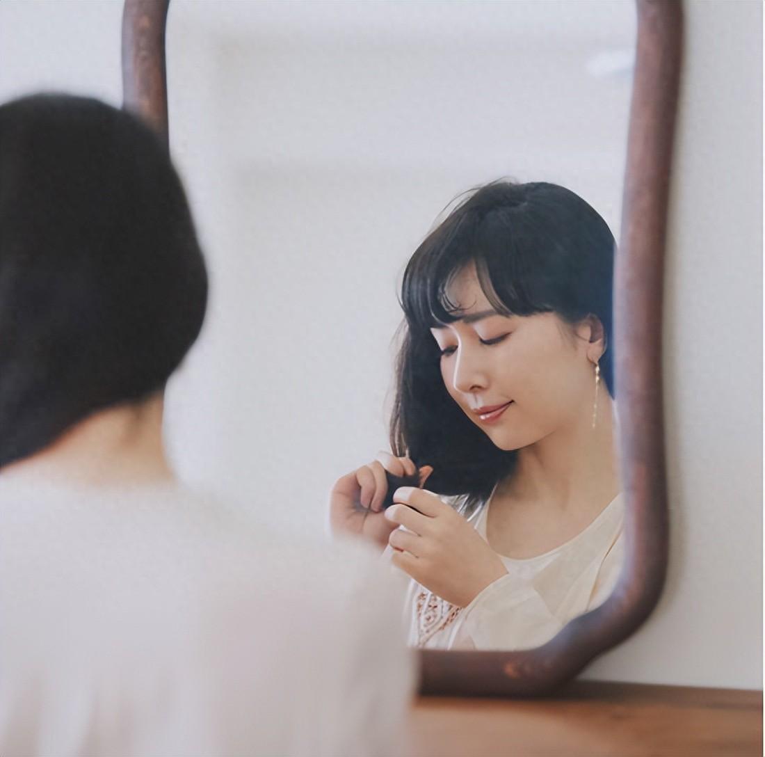 Học cách sống "ẩn mình" ở tuổi 45, tôi thấy bản thân bỗng trở nên giàu có!- Ảnh 1.