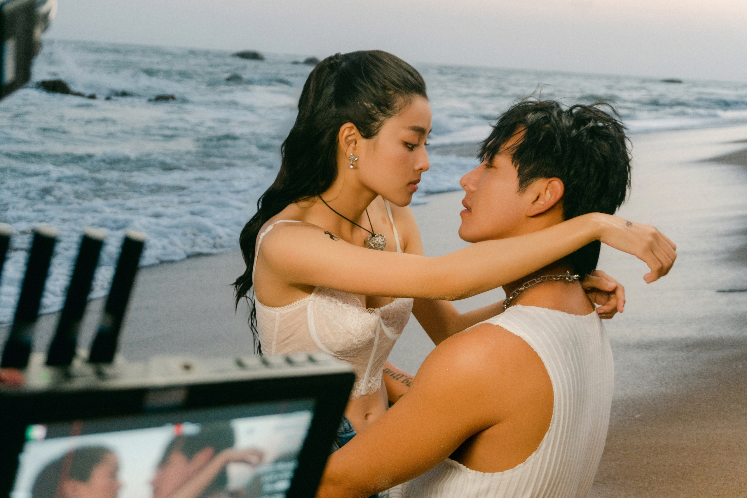 Song Luân lâu lâu đi hát lại gây bất ngờ: Hết được "đẩy thuyền" với Thùy Chi lại khóa môi "nàng thơ" Em và Trịnh!- Ảnh 9.