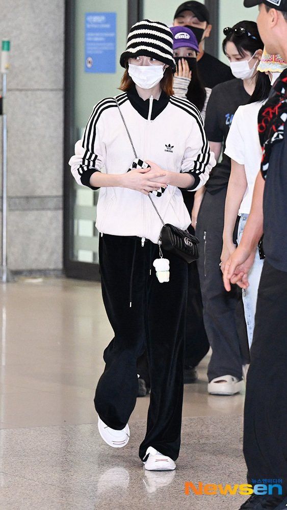 Có 1 mẫu áo adidas đang "càn quét" giới idol Kpop, giá tăng hẳn hơn 4 lần vì quá hot- Ảnh 6.