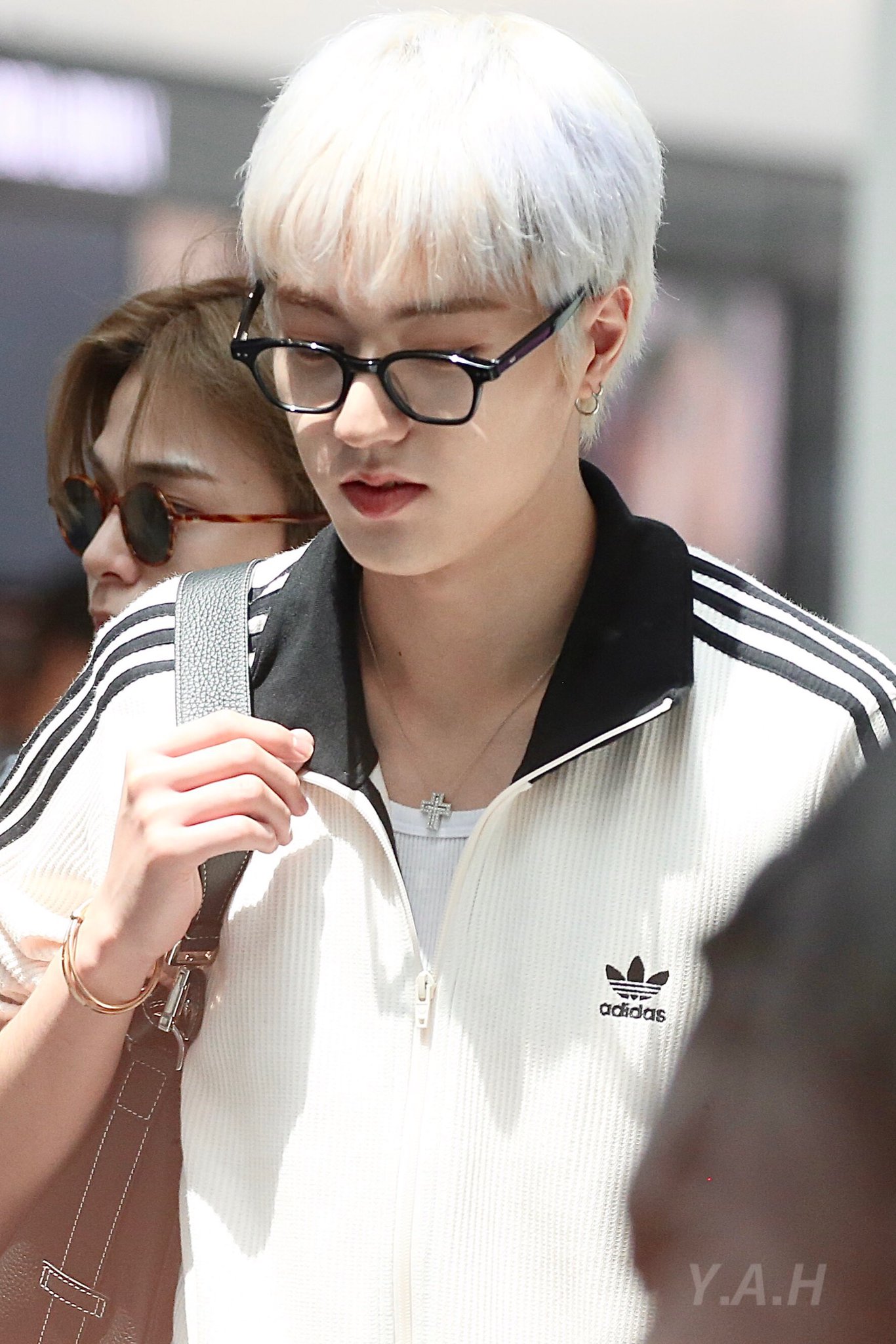 Có 1 mẫu áo adidas đang "càn quét" giới idol Kpop, giá tăng hẳn hơn 4 lần vì quá hot- Ảnh 2.
