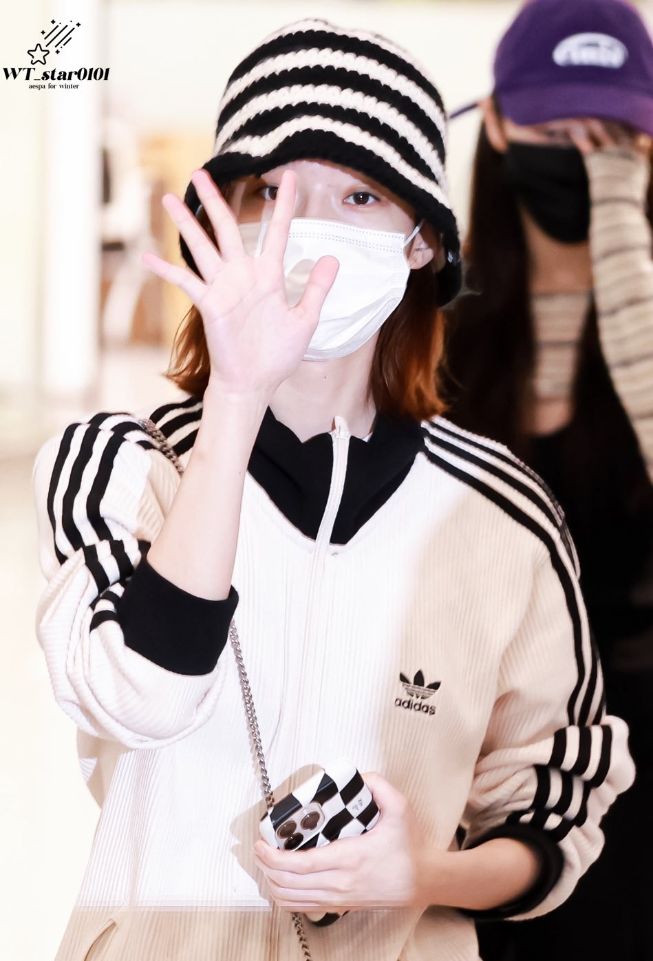 Có 1 mẫu áo adidas đang "càn quét" giới idol Kpop, giá tăng hẳn hơn 4 lần vì quá hot- Ảnh 7.