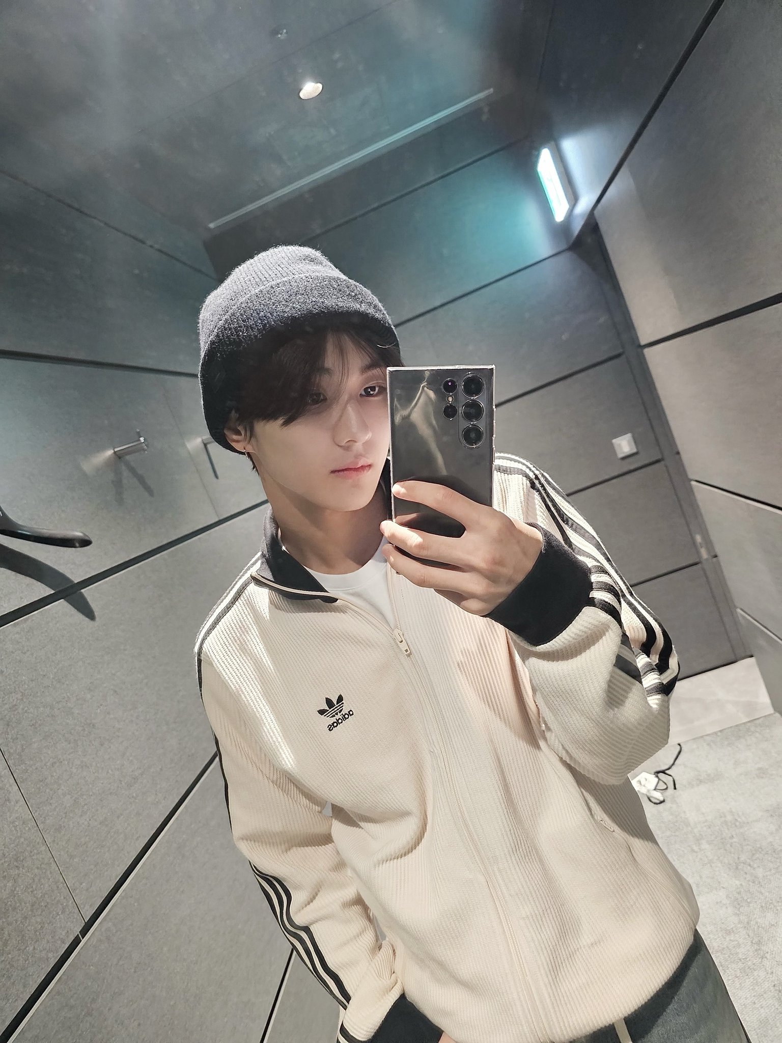 Có 1 mẫu áo adidas đang "càn quét" giới idol Kpop, giá tăng hẳn hơn 4 lần vì quá hot- Ảnh 4.