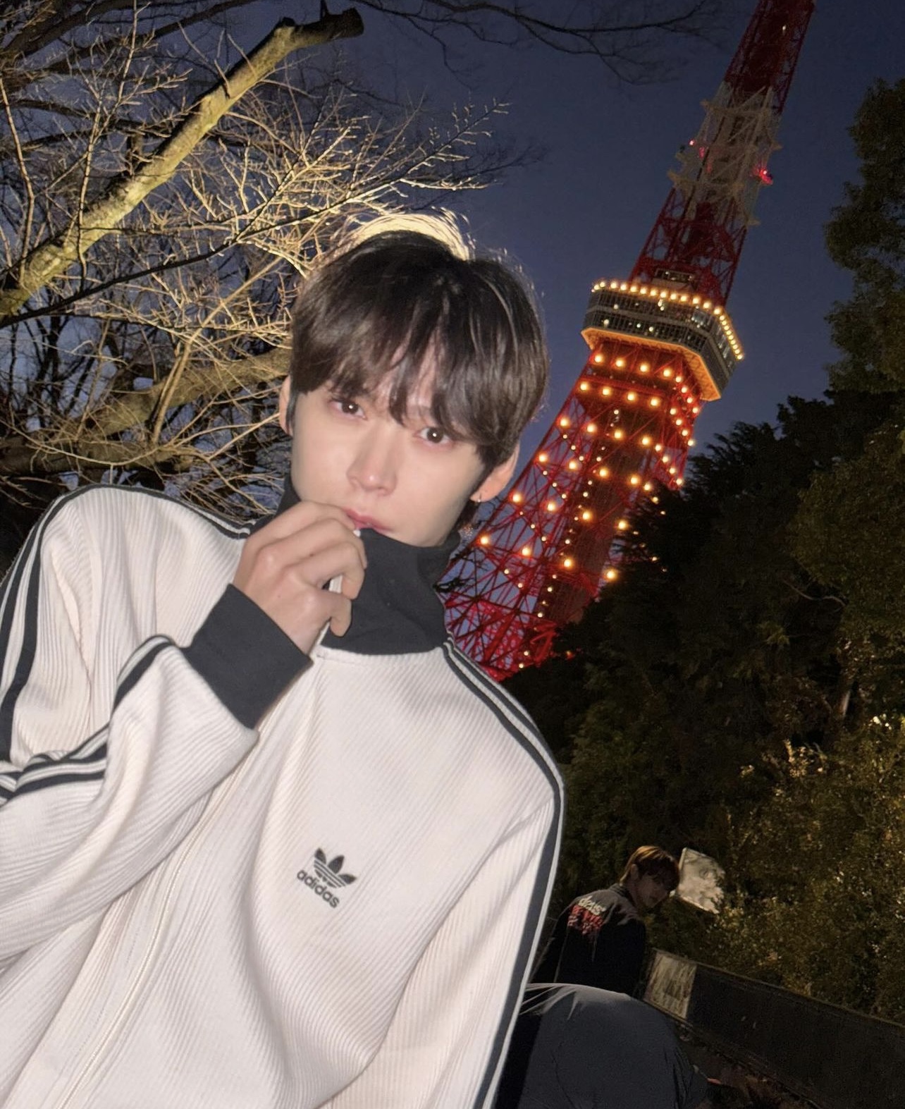 Có 1 mẫu áo adidas đang "càn quét" giới idol Kpop, giá tăng hẳn hơn 4 lần vì quá hot- Ảnh 3.