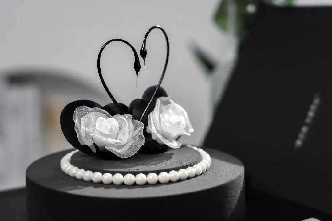 Dân mạng Trung Quốc thi nhau review bánh kem "Thiên nga đen" giá 14 triệu đồng: Có đáng với số tiền bỏ ra?- Ảnh 4.