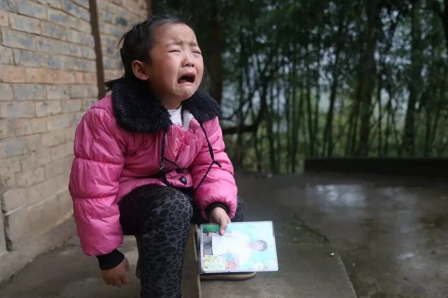 Bị cha mẹ bỏ rơi, cô bé 5 tuổi tự mình chăm sóc bà ngoại và bà cố- Ảnh 7.
