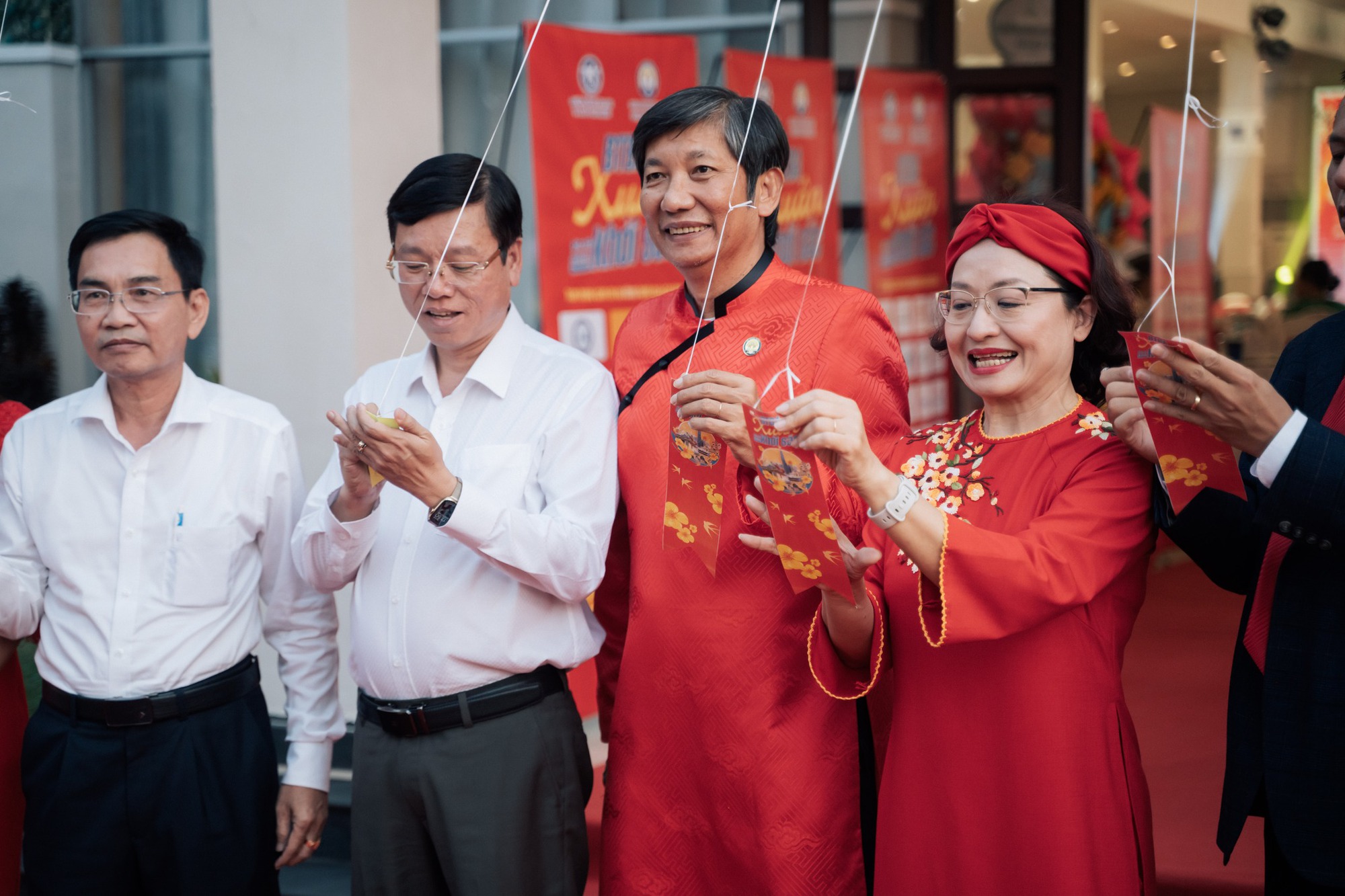 Tỷ phú đứng sau chuỗi tiệm vàng Mi Hồng nức tiếng TPHCM: Từ thiện kín tiếng, đỡ đầu nhiều quỹ học bổng ở miền Tây- Ảnh 6.