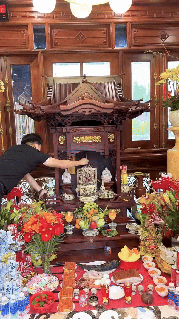 Ngày Thần Tài của ''sếp'' Mailisa: Thành tâm dâng lễ cầu may, tiết lộ lý do không bao giờ mua vàng dịp này- Ảnh 1.