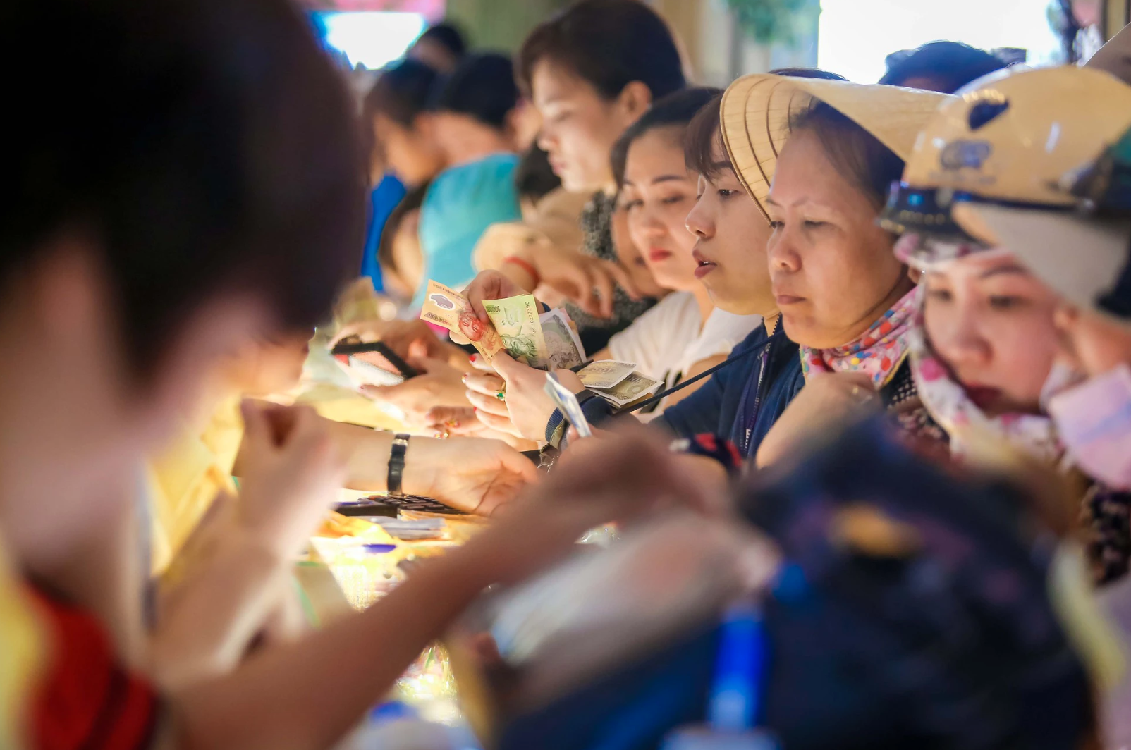 Tỷ phú đứng sau chuỗi tiệm vàng Mi Hồng nức tiếng TPHCM: Từ thiện kín tiếng, đỡ đầu nhiều quỹ học bổng ở miền Tây- Ảnh 1.