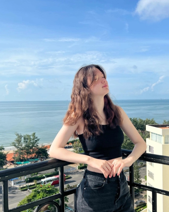 Em gái sinh năm 2007 của Lâm Tây: Mặt xinh, chân dài lại còn rất sành trong việc chọn đồ tôn dáng- Ảnh 5.
