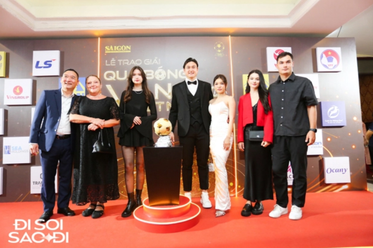Em gái sinh năm 2007 của Lâm Tây: Mặt xinh, chân dài lại còn rất sành trong việc chọn đồ tôn dáng- Ảnh 1.
