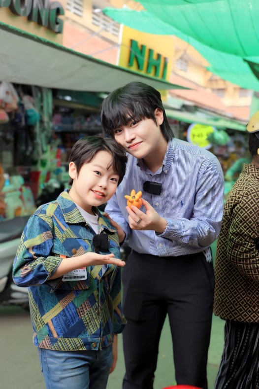 “Psy nhí” Hwang Min Woo cùng gia đình về Việt Nam làm từ thiện- Ảnh 2.
