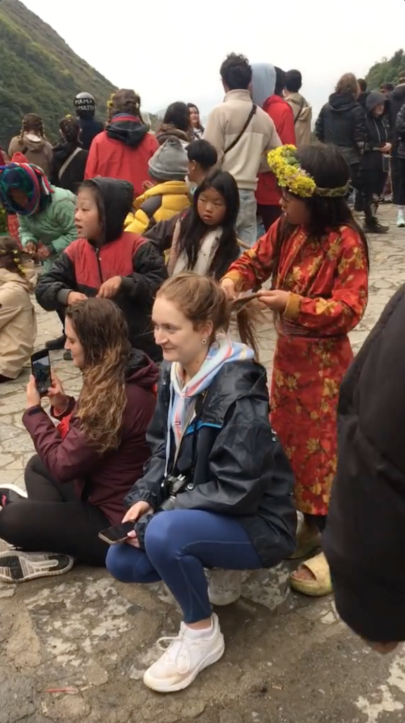 Du khách Tây thích thú khi được các em nhỏ Hà Giang tết tóc, dân mạng Việt cũng hết lời khen ngợi bởi 1 điều- Ảnh 3.
