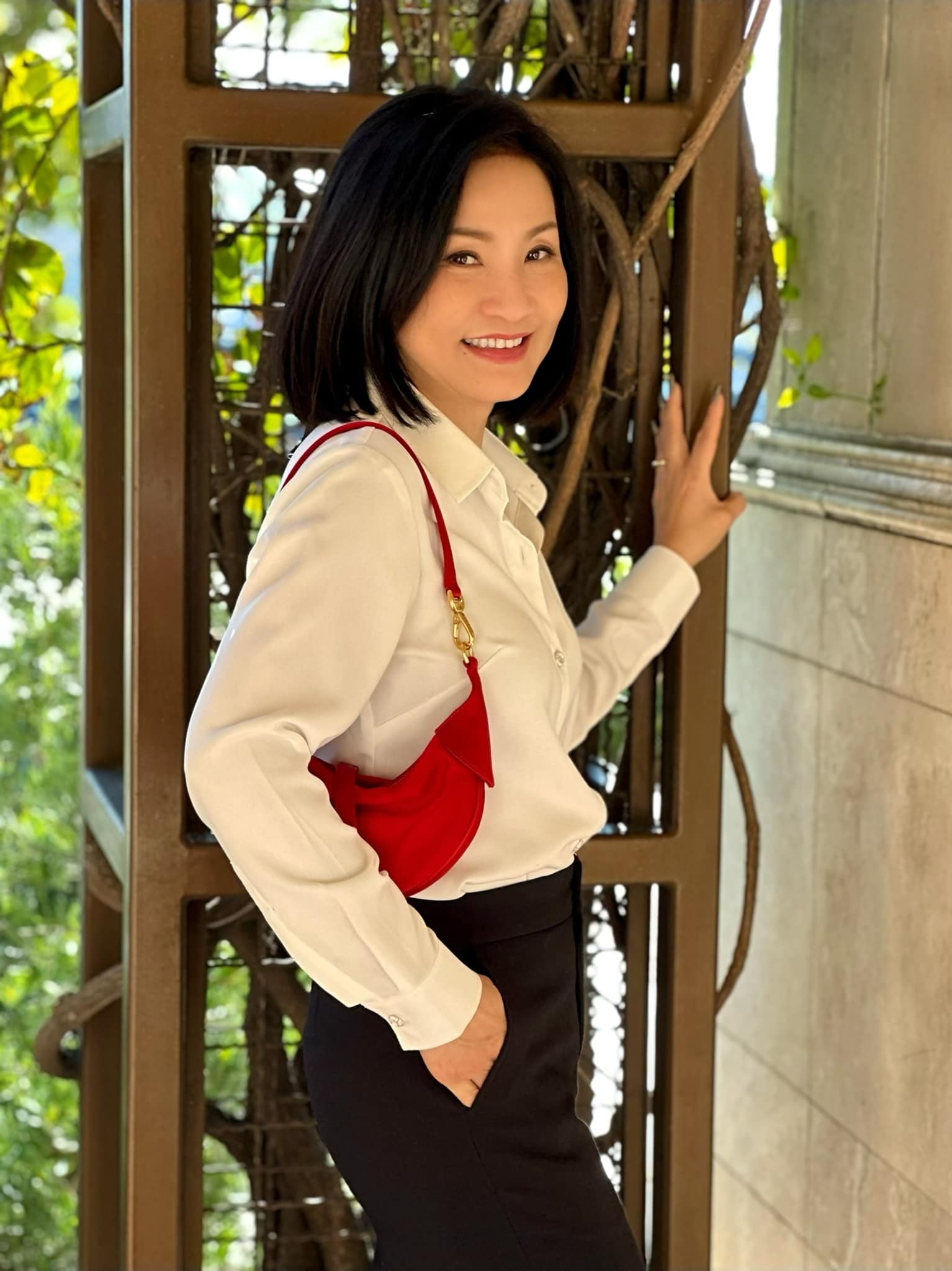 ''Phú bà'' phim Mai sở hữu khu vườn cổ tích ở Mỹ: Hoa trái nhiều vô kể, mùa xuân cây mọc che hết lối đi- Ảnh 1.