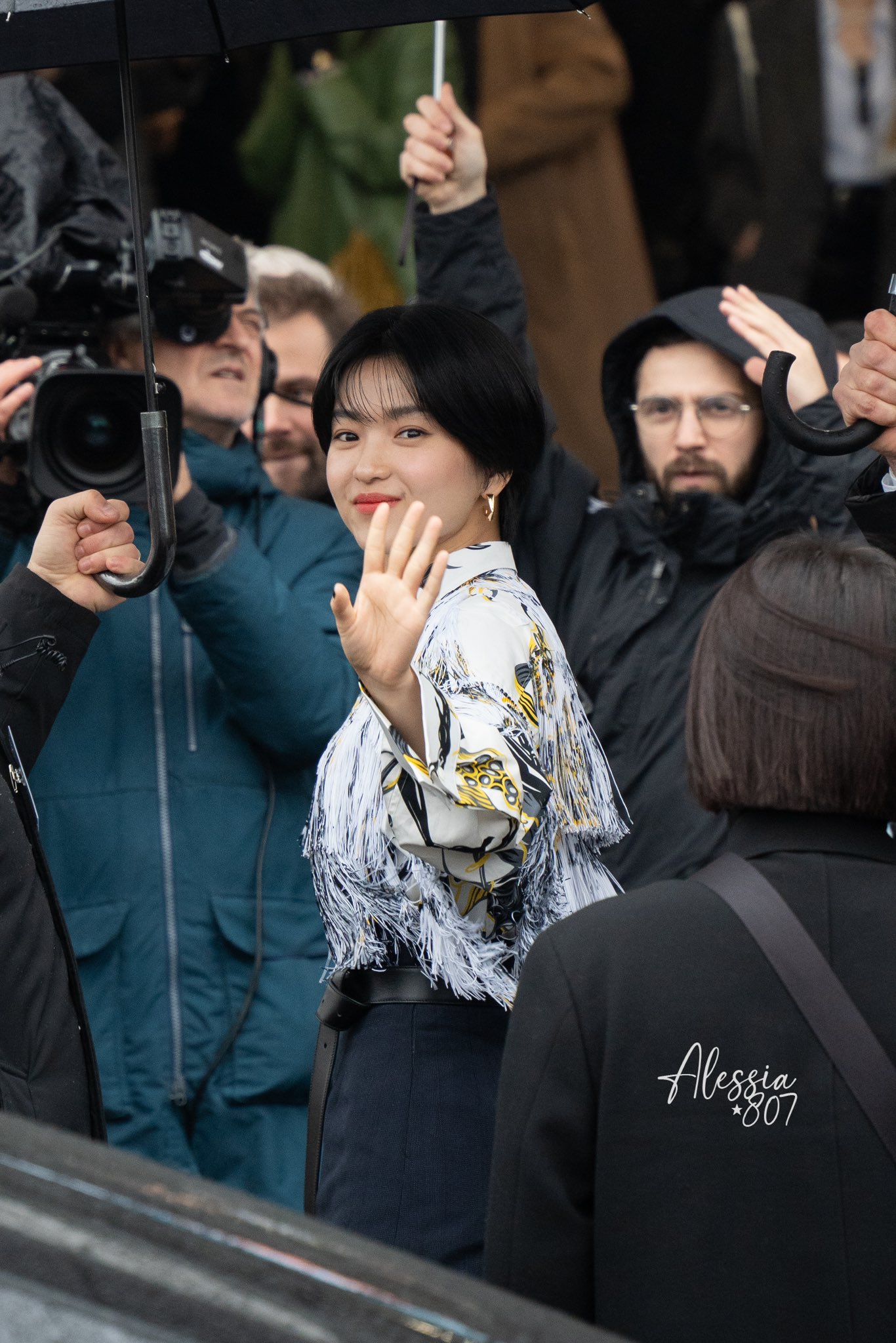 "Búp bê" Somi cực slay, Kim Tae Ri khoe chân dài miên man tại show Prada- Ảnh 9.