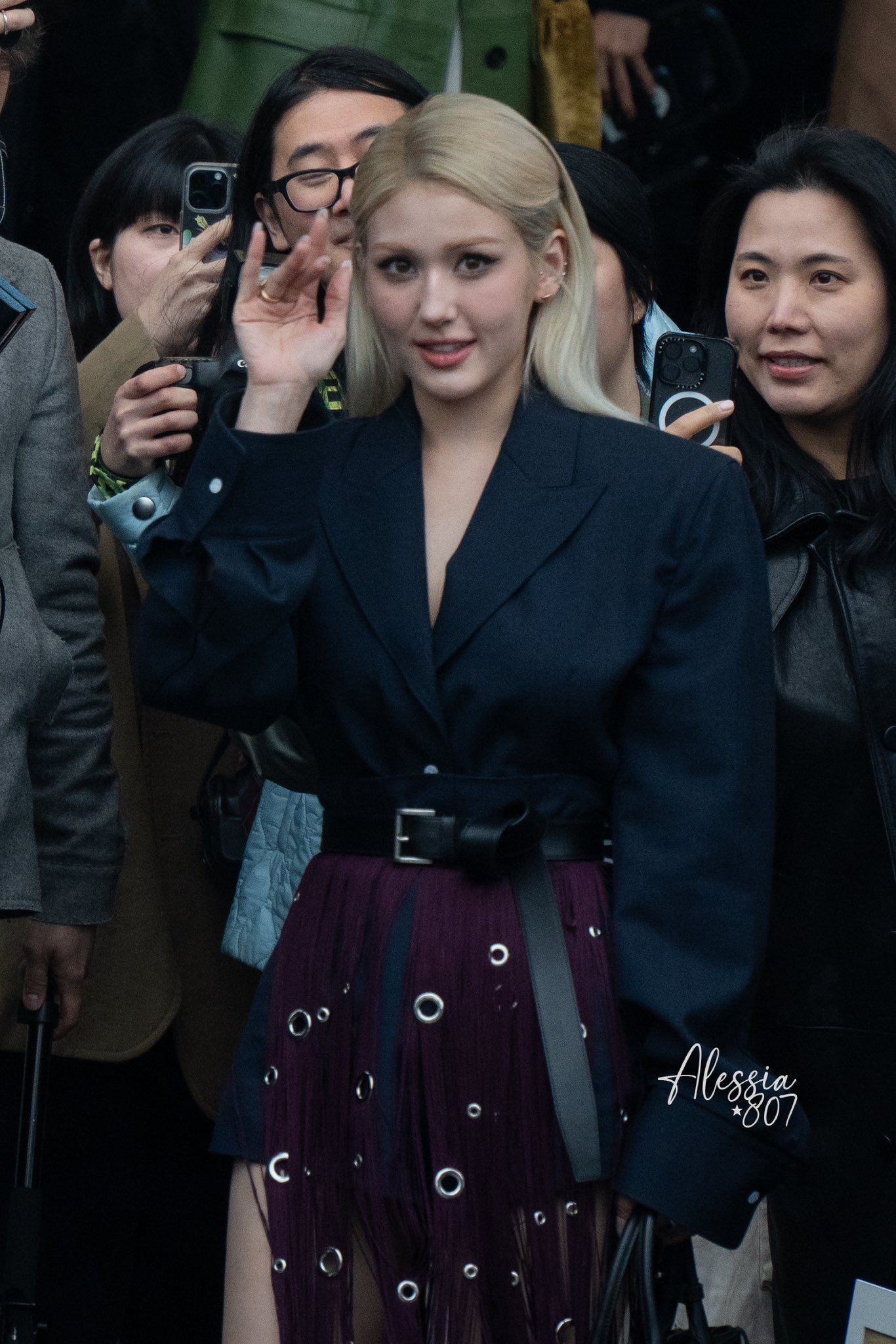 "Búp bê" Somi cực slay, Kim Tae Ri khoe chân dài miên man tại show Prada- Ảnh 4.