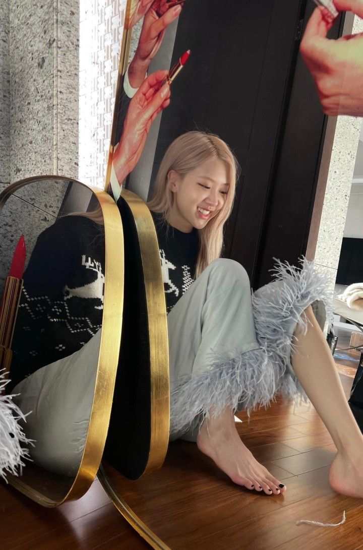 Cách 4 "phú bà" BLACKPINK tậu gương soi khiến netizen phải thốt lên: Thật không hiểu được thế giới của người giàu- Ảnh 19. Cách 4 "phú bà" BLACKPINK tậu gương soi khiến netizen phải thốt lên: Thật không hiểu được thế giới của người giàu- Ảnh 19.