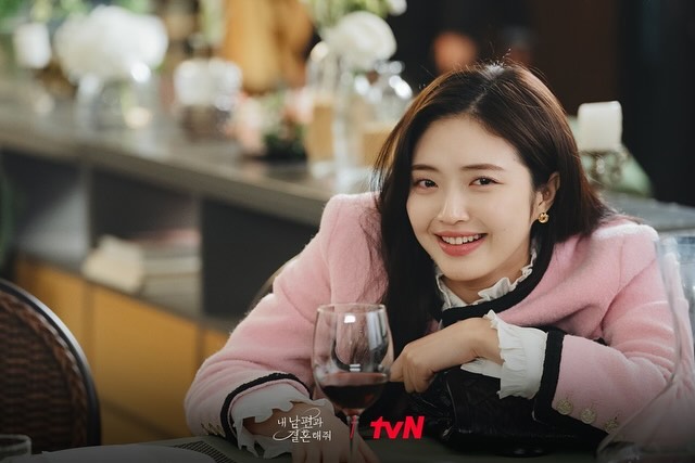 Thiên kim Cô Đi Mà Lấy Chồng Tôi "xé truyện bước ra": Diện đồ local brand bình dân, vẫn toát ra khí chất tài phiệt!- Ảnh 2.
