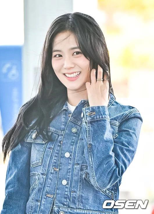 Jisoo khiến sân bay náo loạn trước thềm Paris Fashion Week: Visual tựa "mối tình đầu", fan té ngã do chen lấn- Ảnh 5.