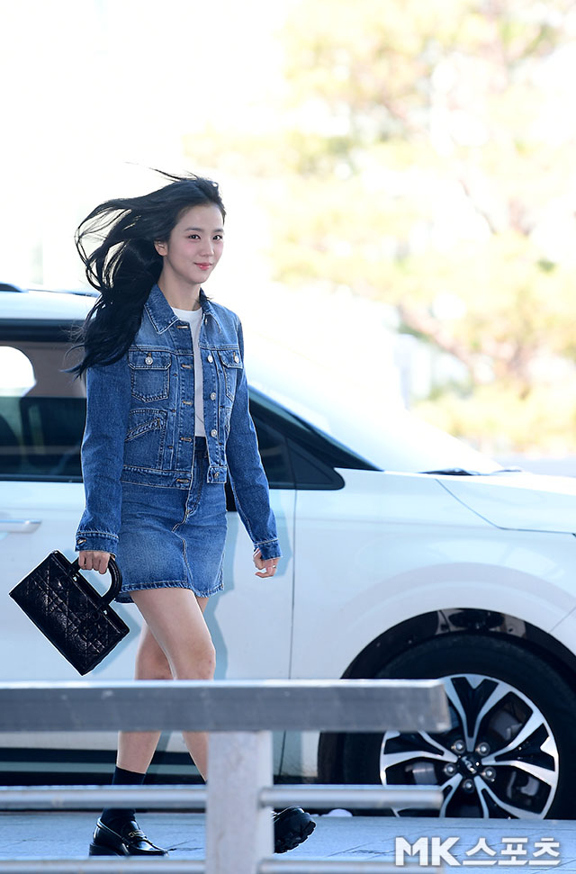 Jisoo khiến sân bay náo loạn trước thềm Paris Fashion Week: Visual tựa "mối tình đầu", fan té ngã do chen lấn- Ảnh 1.