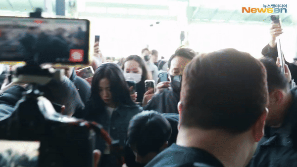 Jisoo khiến sân bay náo loạn trước thềm Paris Fashion Week: Visual tựa "mối tình đầu", fan té ngã do chen lấn- Ảnh 3.